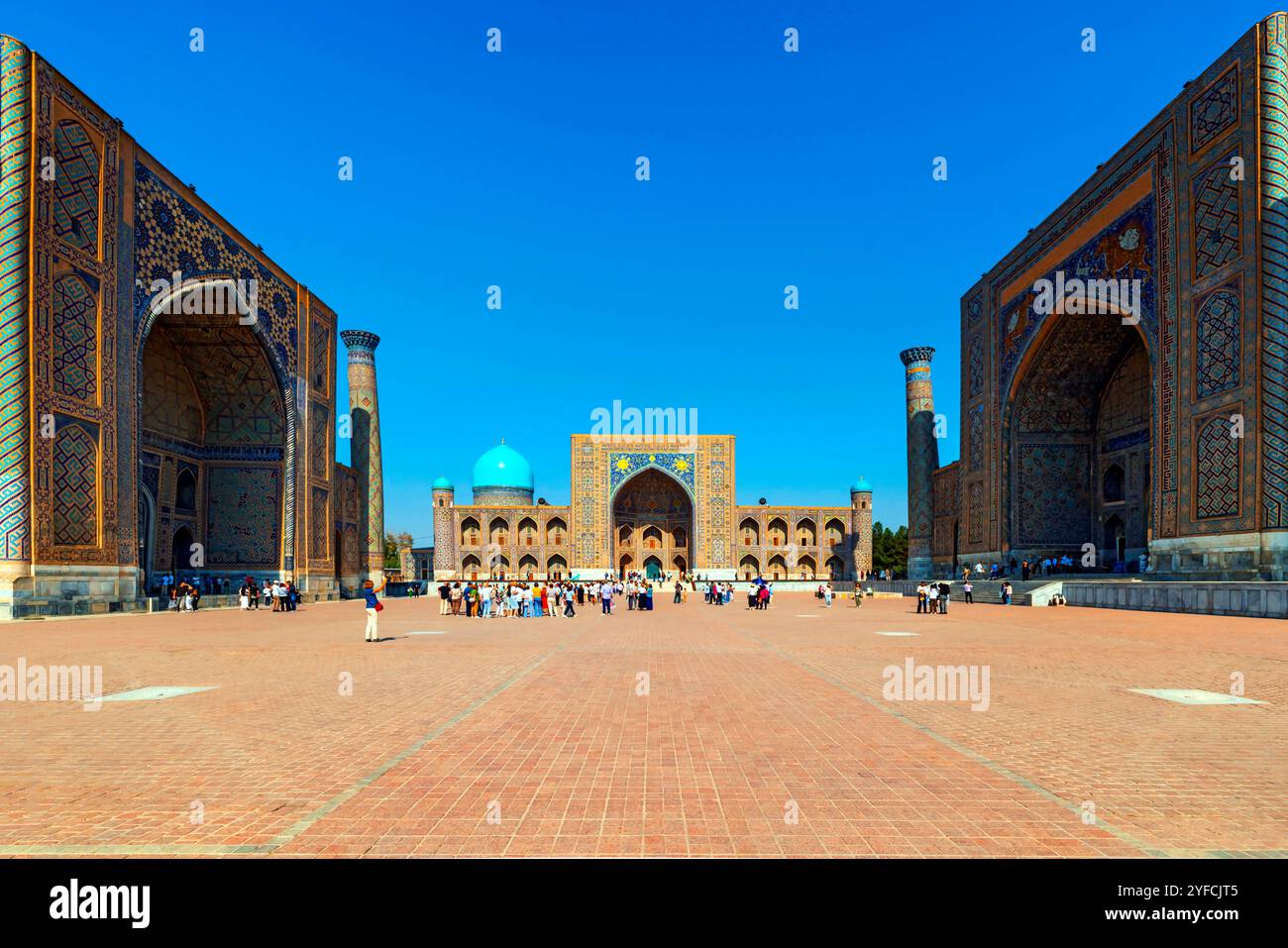 La Madrasa Ulugbek, la Madrasa Sher-Dor e la Madrasa Tilya Kori fanno parte dell'Ensemble of Registan nel centro storico nel cuore di Samarcanda, Uzbeki Foto Stock