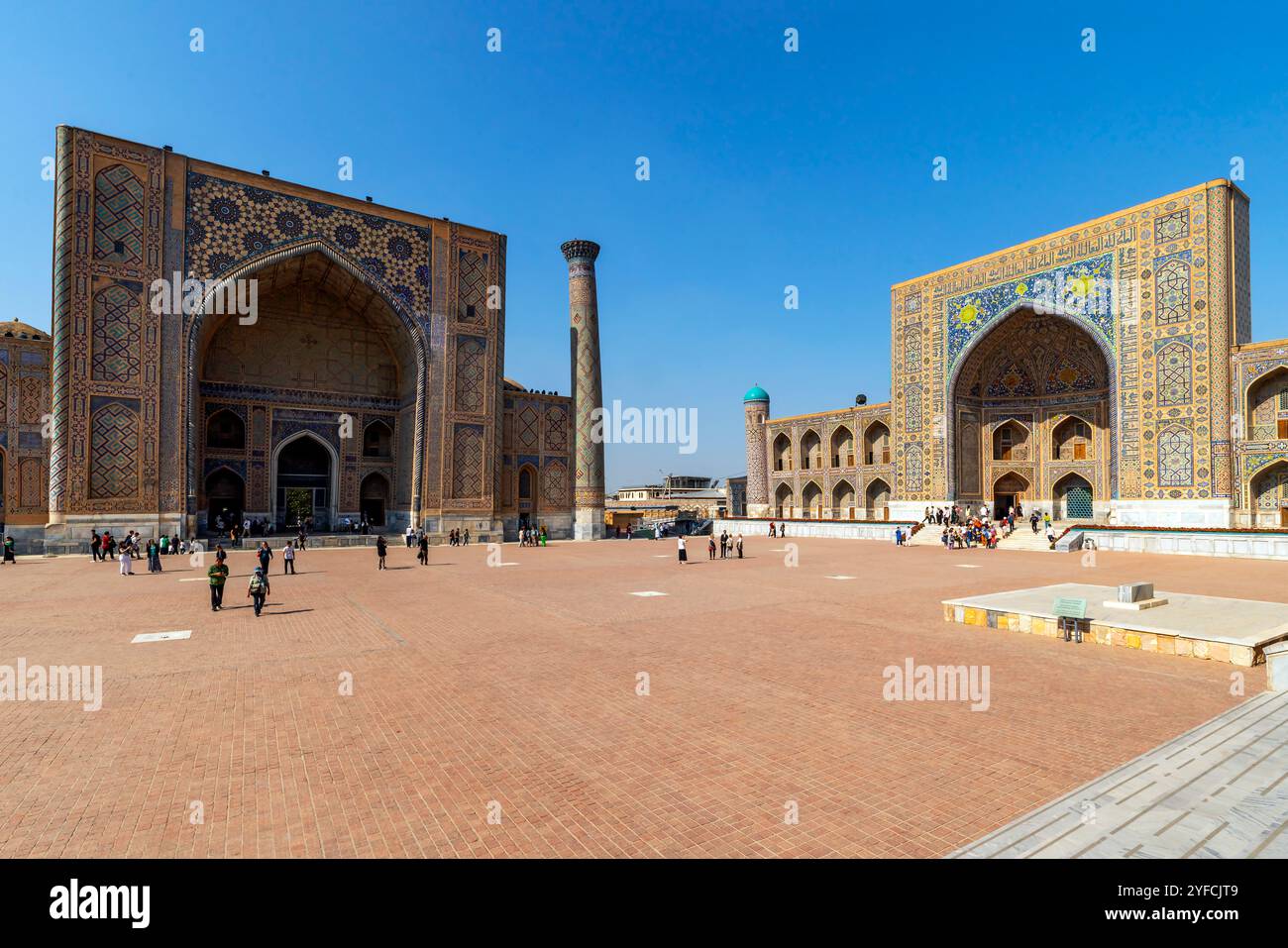 La Madrasa Ulugbek e la Madrasa Tilya Kori fanno parte dell'Ensemble of Registan nel centro storico nel cuore di Samarcanda, Uzbekistan. Foto Stock