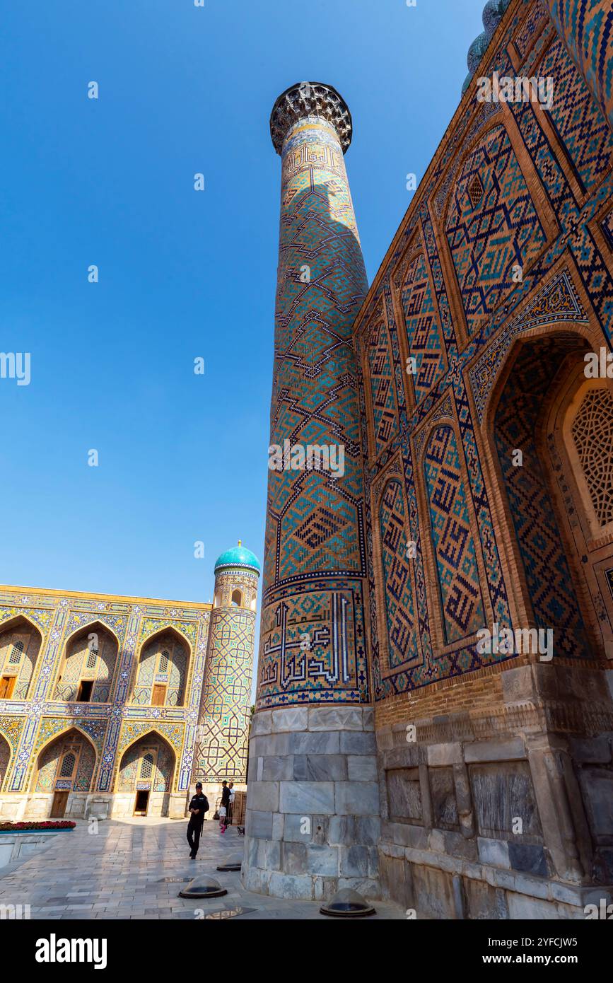 La Madrasa Sher-Dor fa parte dell'Ensemble of Registan nel centro storico nel cuore di Samarcanda, Uzbekistan. Sito patrimonio dell'umanità dell'UNESCO, Uzbekistan Foto Stock