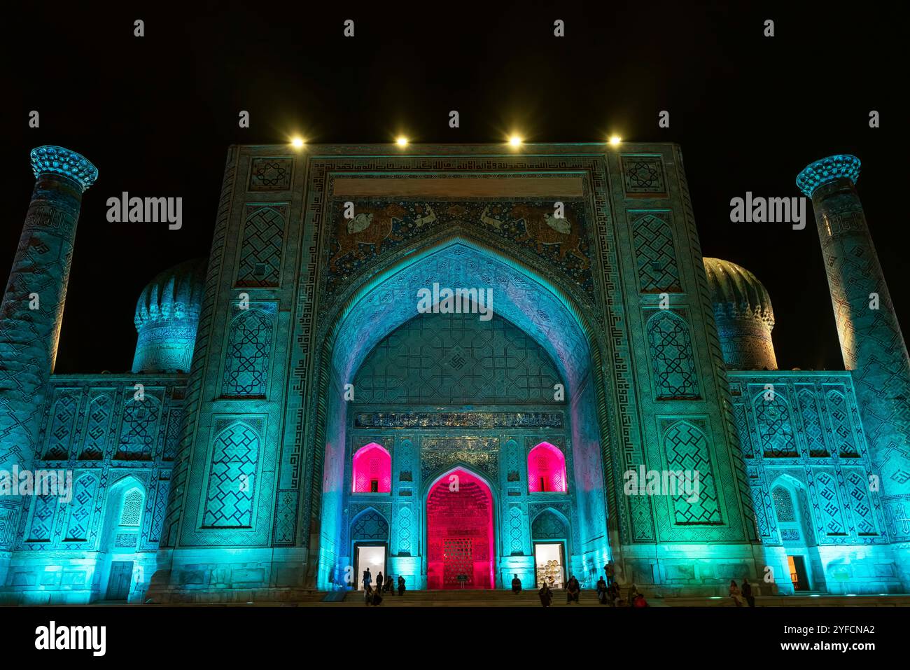 Vista notturna della Madrasa Sher-Dor situata in piazza Registan. Fa parte dell'Ensemble of Registan nel centro storico nel cuore di Samarcanda, Uzbe Foto Stock