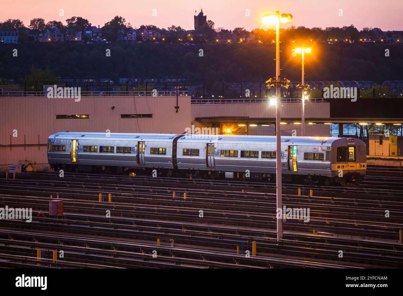 I treni LIRR della Long Island Railroad si trovano a Penn Station, nel centro di Manhattan. Il ritardo del treno fa sì che gli uomini d'affari rimangano in attesa del viaggio Foto Stock