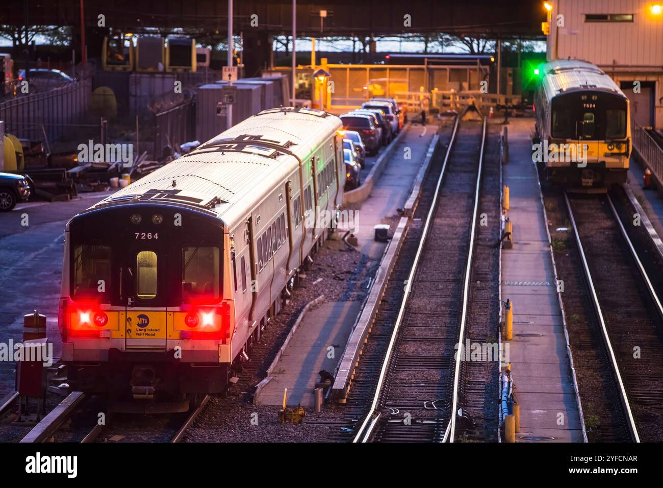 I treni LIRR della Long Island Railroad si trovano a Penn Station, nel centro di Manhattan. Il ritardo del treno fa sì che gli uomini d'affari rimangano in attesa del viaggio Foto Stock