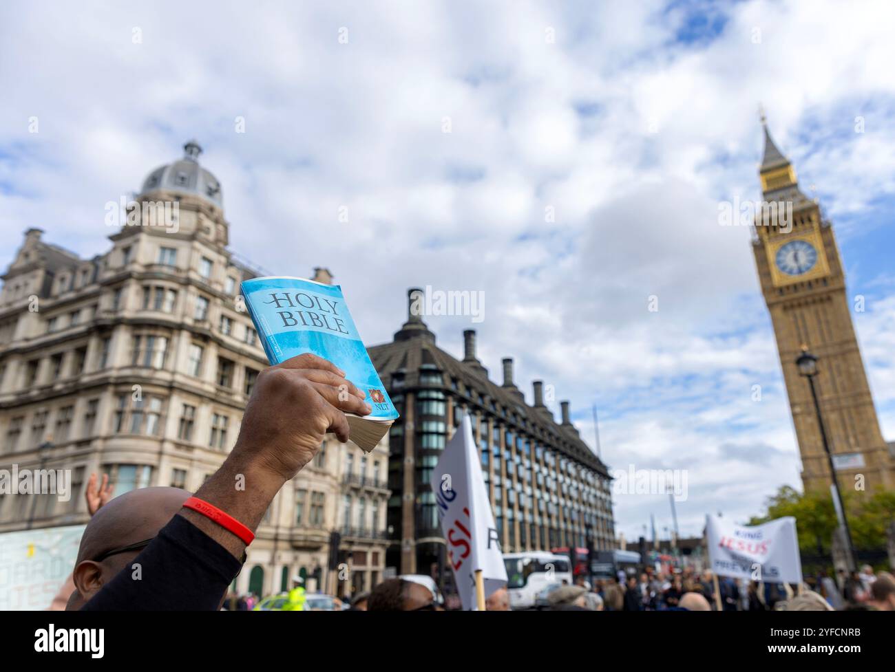 I partecipanti si riuniscono e marciano durante la loro marcia per Gesù nel centro di Londra mentre si riuniscono per celebrare la loro fede. Foto Stock