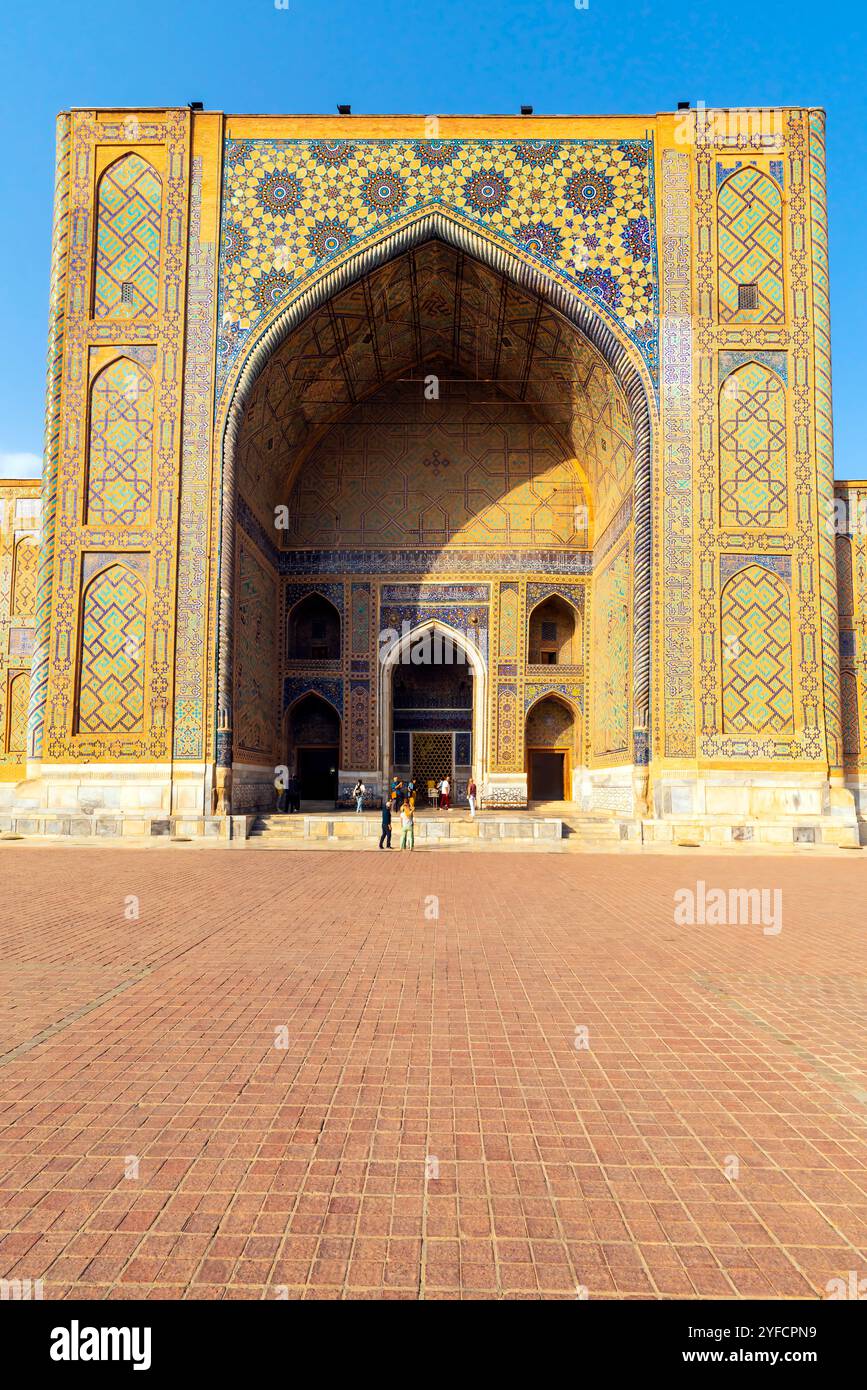 La Madrasa Ulugbek si trova presso Piazza Registan nel centro storico di Samarcanda, Uzbekistan. La madrasa fu costruita dall'ordine e sotto la dir Foto Stock