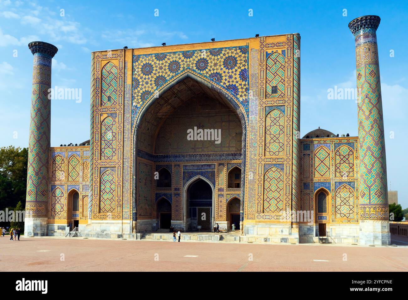 La Madrasa Ulugbek si trova presso Piazza Registan nel centro storico di Samarcanda, Uzbekistan. La madrasa fu costruita dall'ordine e sotto la dir Foto Stock