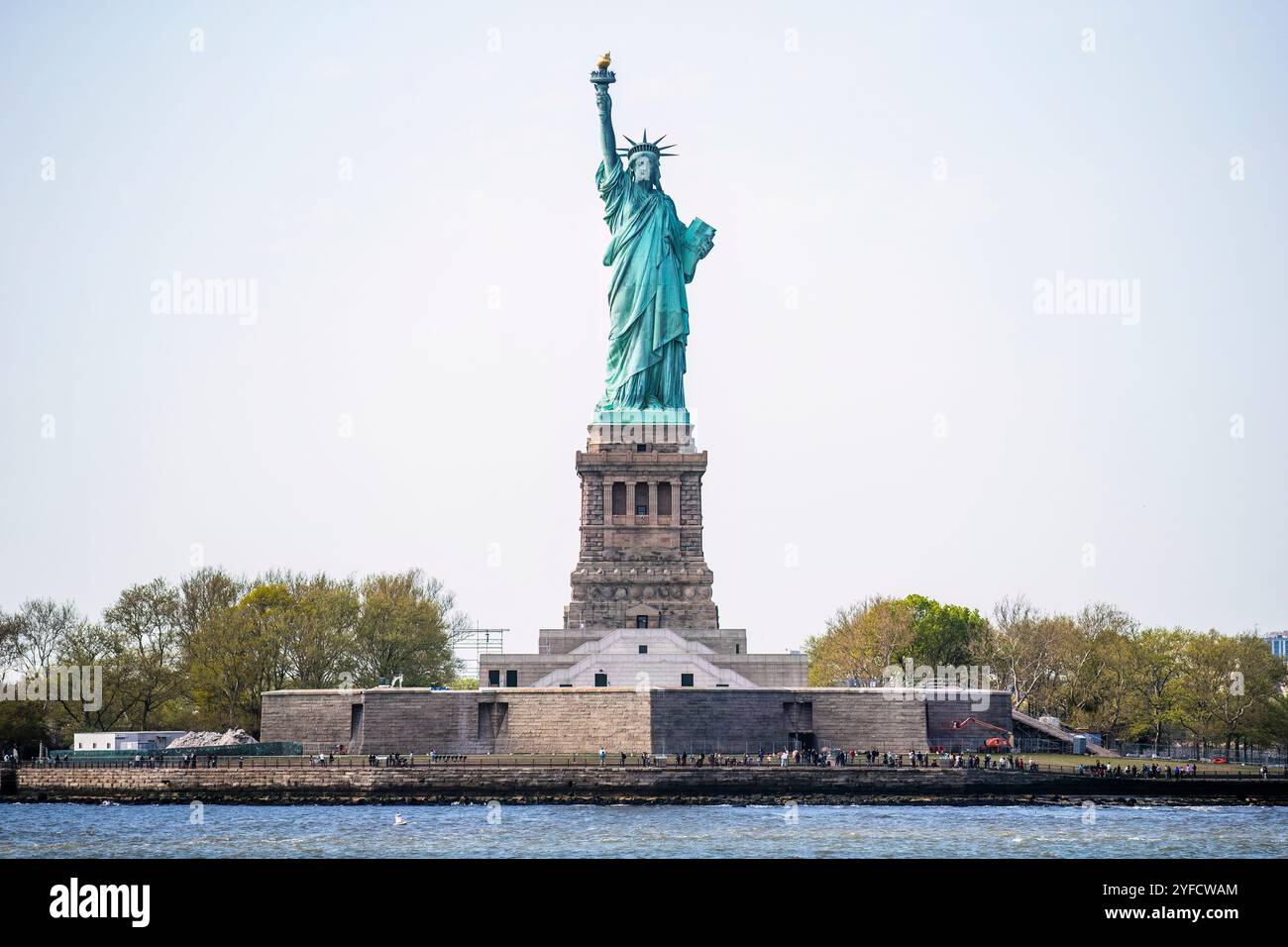 New York USA 2023-04-20 la Statua della libertà a New York City Foto Stock
