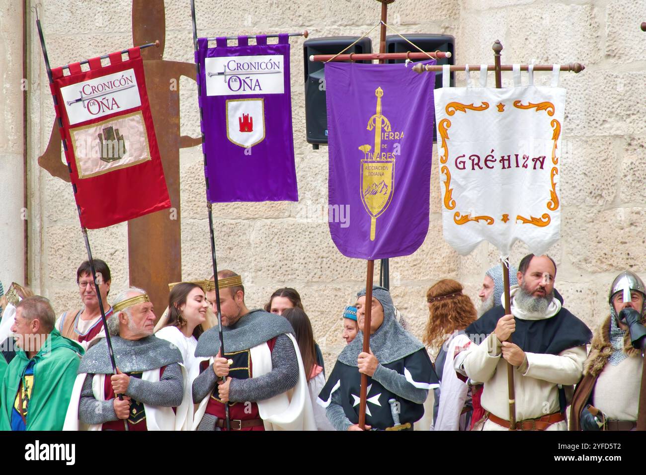 I partecipanti alla sfilata delle feste di El Cid con costumi medievali tradizionali di fronte alla porta della città dell'Arco di Santa Maria, la Castiglia di Burgos e la Spagna di León Foto Stock