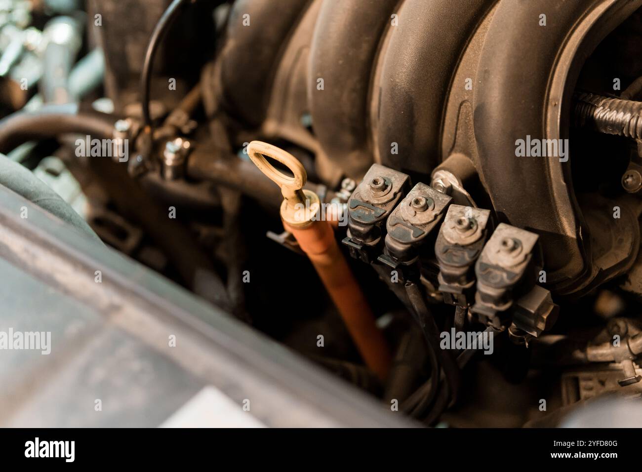 Componenti del motore automobilistico con particolare attenzione al coperchio valvole e all'astina di livello. Foto Stock