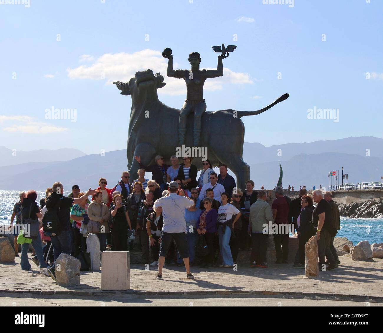 La scultura "rapimento di Europa" - progettata dal regista cretese Nikos Koundouros e creata da Nikos e Pantelis Sotiriades. Foto Stock