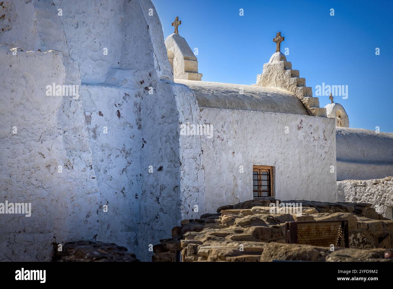 Chiesa cristiana con pareti dipinte di bianco sull'isola di Mykonos, in Grecia Foto Stock