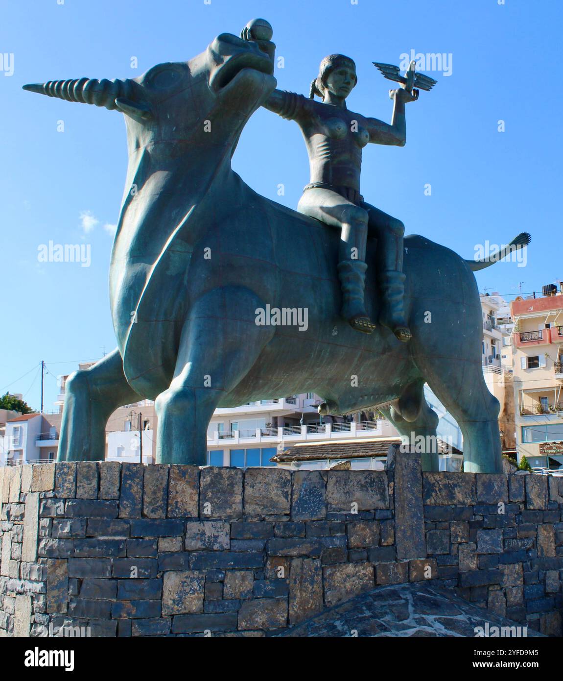 La scultura "rapimento di Europa" - progettata dal regista cretese Nikos Koundouros e creata da Nikos e Pantelis Sotiriades. Foto Stock