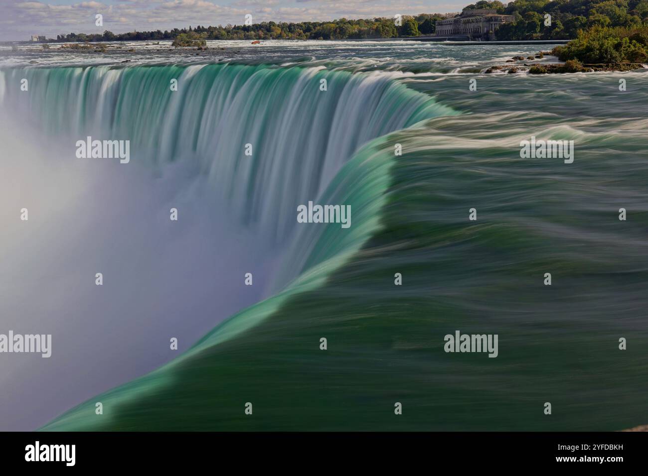 Lunga esposizione delle acque che scorrono sulle Horseshoe Falls a Niagara Falls, Ontario, Canada Foto Stock