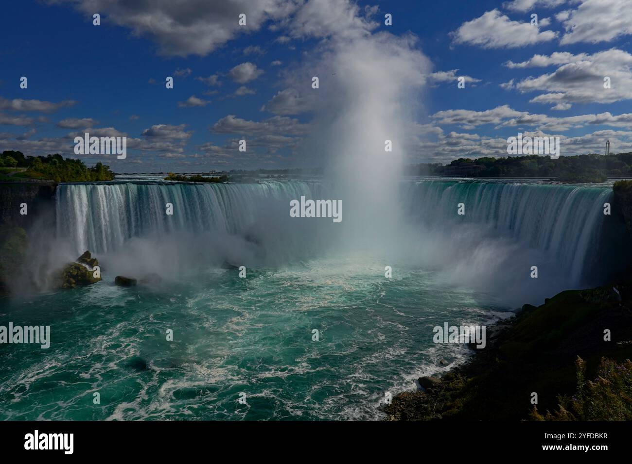 Vista delle Horseshoe Falls dalle cascate del Niagara, Ontario, Canada, in un giorno di sole Foto Stock