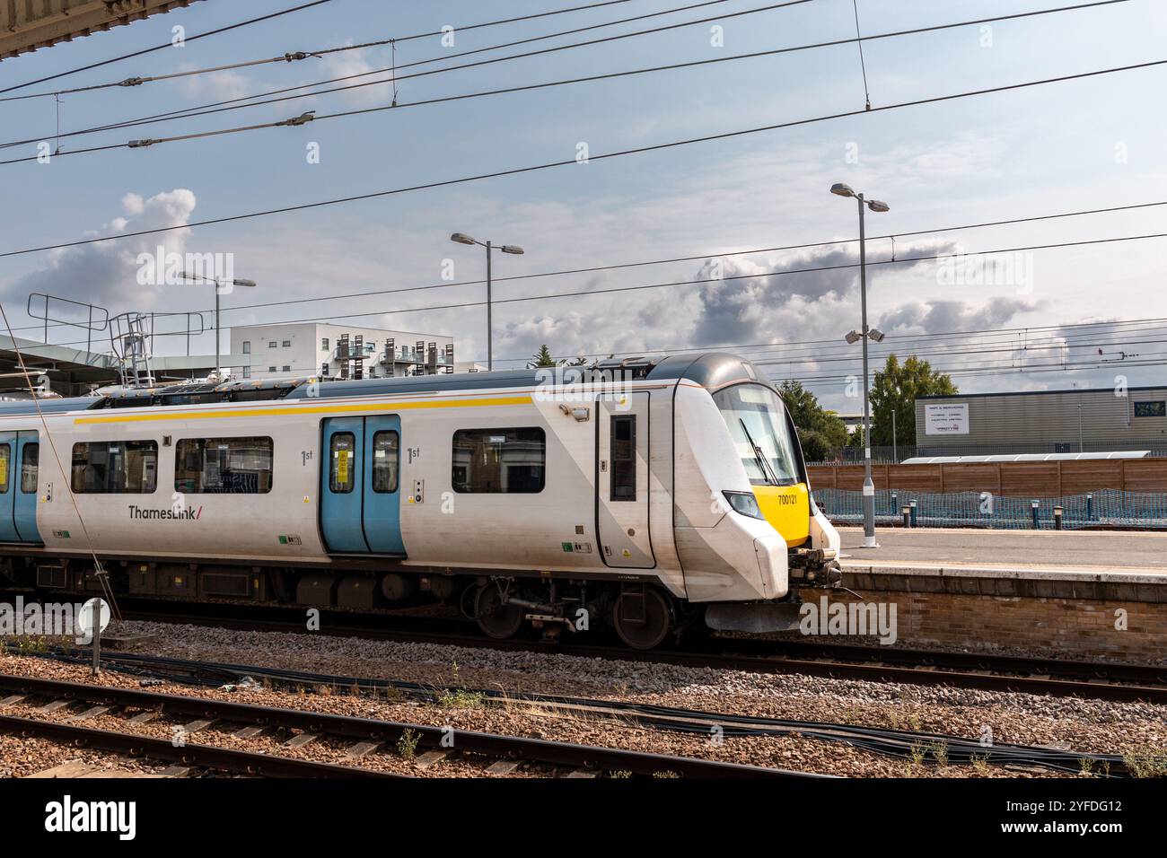 Un treno della British Rail Class 700 Govia Thameslink Railway presso un binario della stazione ferroviaria di Cambridge. Inghilterra, Regno Unito Foto Stock
