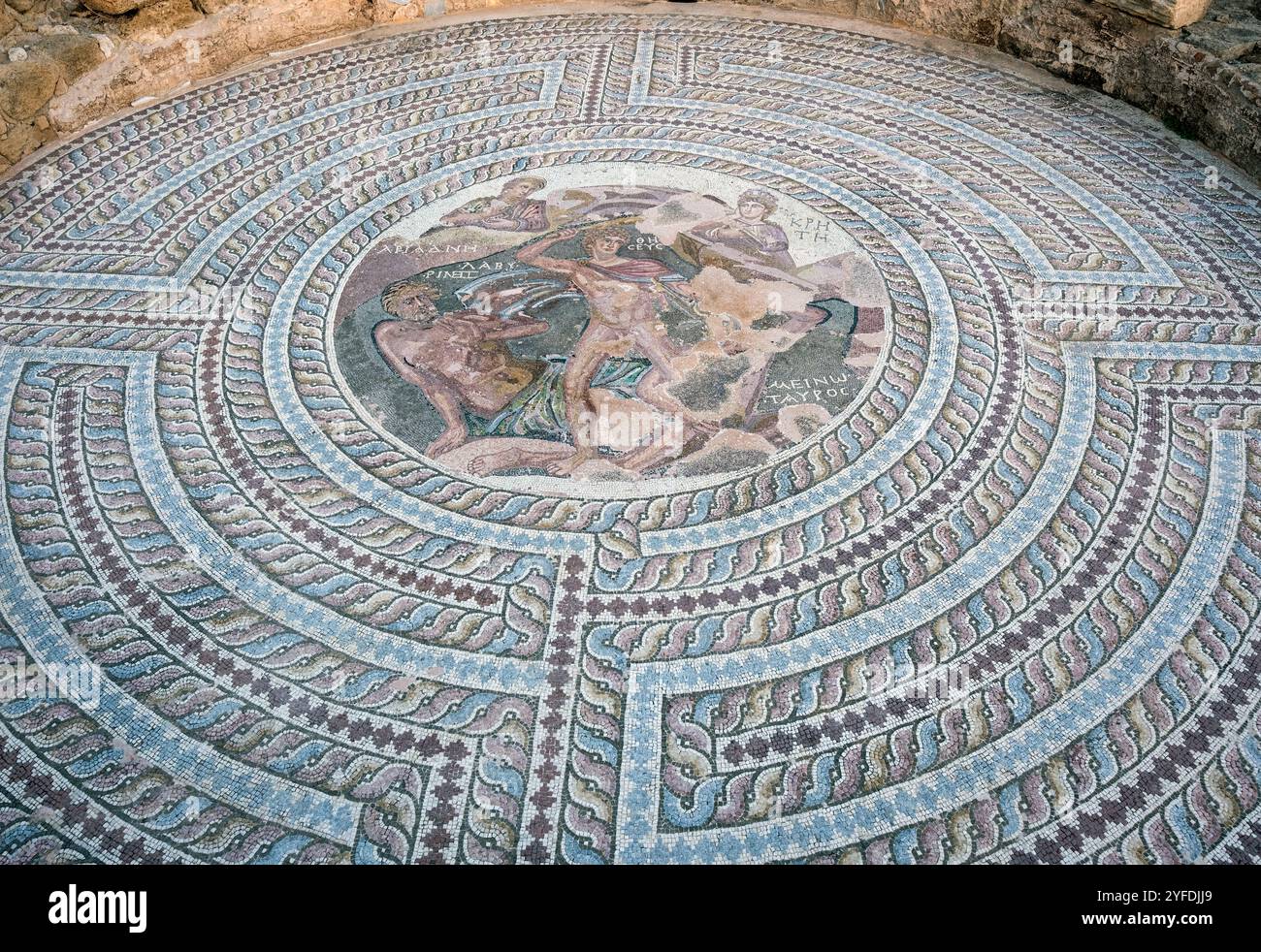 Casa di Aion, Paphos, Cipro: Pavimento a mosaico raffigurato in un medaglione, il mitico duello tra Teseo e il Minotauro nel labirinto di Creta Foto Stock