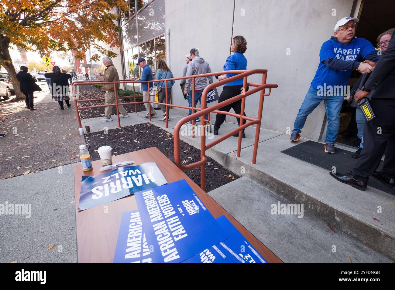 Harrisburg, Pennsylvania, Stati Uniti, 4 novembre 2024. I sostenitori di Harris Walz lasciano un raduno democratico alla sala dell'Unione Internazionale dei dipendenti del servizio di Harrisburg come le ultime ore prima che le elezioni nazionali del 2024 scendano. John Lazenby/Alamy Live News Foto Stock