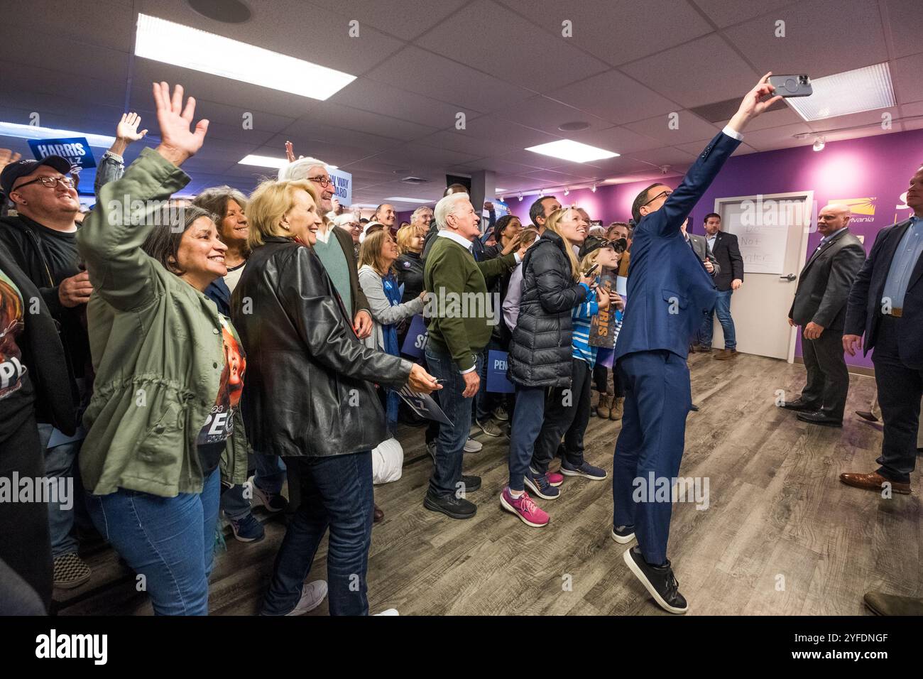 Harrisburg, Pennsylvania, Stati Uniti, 4 novembre 2024. Josh Shapiro si fa un selfie con i sostenitori di Harris Walz ad una manifestazione democratica presso la sala dell'Unione Internazionale dei dipendenti del servizio di Harrisburg, come le ultime ore prima del voto nazionale del 2024. Alla sua sinistra, gli attori Martin Sheen e Sam Waterston. John Lazenby/Alamy Live News Foto Stock