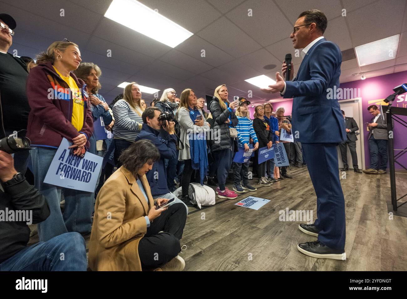 Harrisburg, Pennsylvania, Stati Uniti, 4 novembre 2024. Josh Shapiro parla con i sostenitori di Harris Walz ad una manifestazione democratica presso la sala dell'Unione Internazionale dei dipendenti del servizio di Harrisburg come le ultime ore prima del voto nazionale del 2024. Alla sua sinistra, gli attori Martin Sheen e Sam Waterston. John Lazenby/Alamy Live News Foto Stock