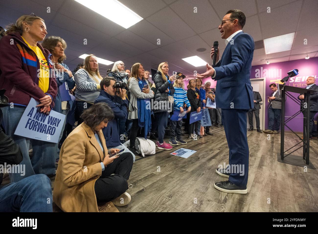 Harrisburg, Pennsylvania, Stati Uniti, 4 novembre 2024. Josh Shapiro parla con i sostenitori di Harris Walz ad una manifestazione democratica presso la sala dell'Unione Internazionale dei dipendenti del servizio di Harrisburg come le ultime ore prima del voto nazionale del 2024. John Lazenby/Alamy Live News Foto Stock