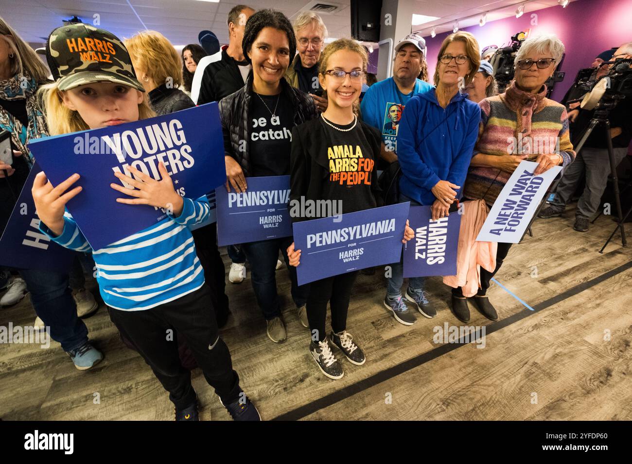 Harrisburg, Pennsylvania, Stati Uniti, 4 novembre 2024. I sostenitori di Harris Walz a una manifestazione democratica presso la sala dell'Unione Internazionale dei dipendenti del servizio di Harrisburg come le ultime ore prima del 2024 voto nazionale spuntare. John Lazenby/Alamy Live News Foto Stock