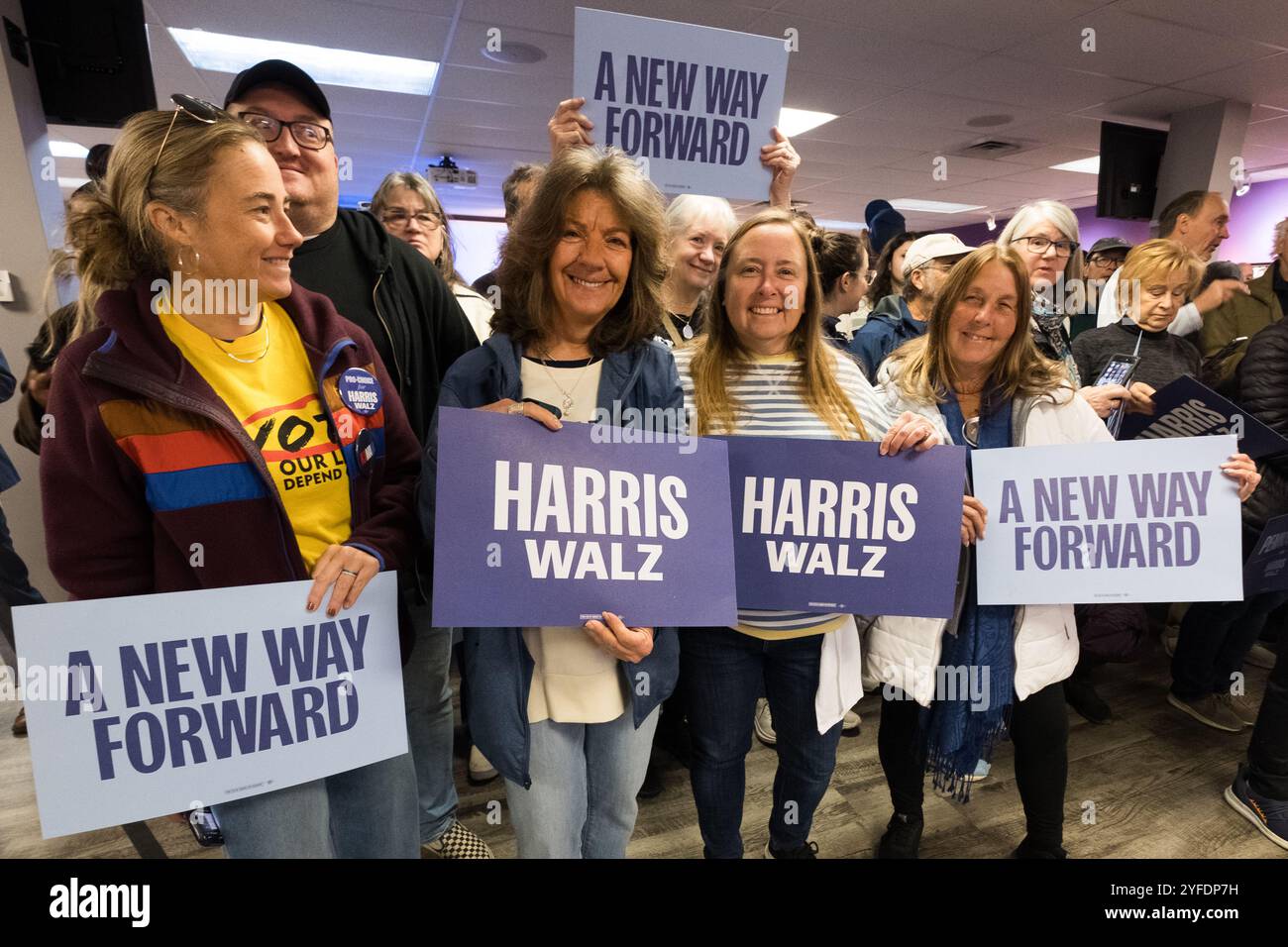 Harrisburg, Pennsylvania, Stati Uniti, 4 novembre 2024. I sostenitori di Harris Walz a una manifestazione democratica presso la sala dell'Unione Internazionale dei dipendenti del servizio di Harrisburg come le ultime ore prima del 2024 voto nazionale spuntare. Foto Stock