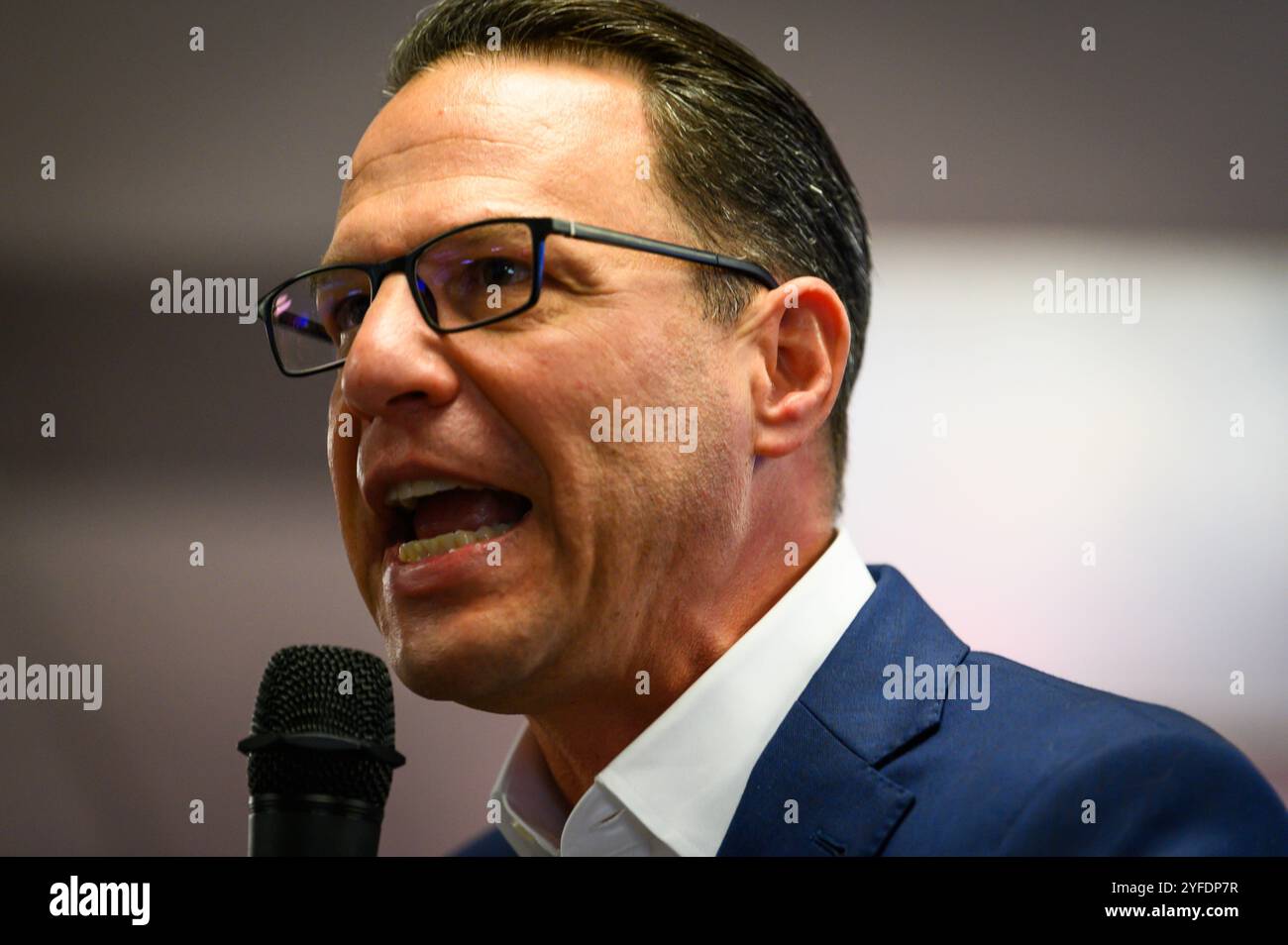 Harrisburg, Pennsylvania, Stati Uniti, 4 novembre 2024. Josh Shapiro parla con i sostenitori di Harris Walz ad una manifestazione democratica presso la sala dell'Unione Internazionale dei dipendenti del servizio di Harrisburg come le ultime ore prima del voto nazionale del 2024. John Lazenby/Alamy Live News Foto Stock