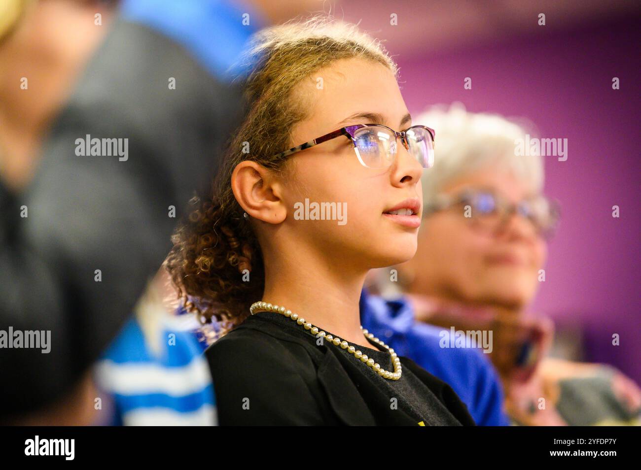 Harrisburg, Pennsylvania, Stati Uniti, 4 novembre 2024. Il giovane Harris Walz sostenitore di un raduno democratico presso la sala dell'Unione Internazionale dei dipendenti del servizio di Harrisburg, come le ultime ore prima del 2024 le votazioni nazionali spuntarono. John Lazenby/Alamy Live Foto Stock