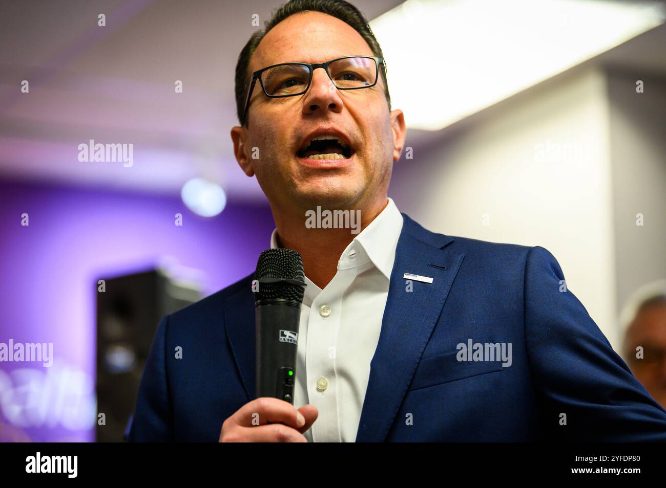 Harrisburg, Pennsylvania, Stati Uniti, 4 novembre 2024. Il governatore della Pennsylvania Josh Shapiro ad una manifestazione democratica per il biglietto Harris Walz al Service Employees International Union Hall di Harrisburg, come le ultime ore prima del voto nazionale del 2024. John Lazenby/Alamy Live News Foto Stock