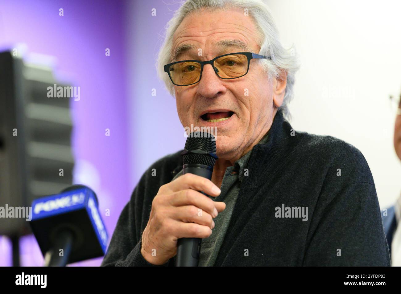 Harrisburg, Pennsylvania, Stati Uniti, 4 novembre 2024. L'attore Robert De Niro parla ad un raduno democratico per il biglietto Harris Walz al Service Employees International Union Hall di Harrisburg come le ultime ore prima del 2024 voto nazionale spuntare. John Lazenby/Alamy Live News Foto Stock