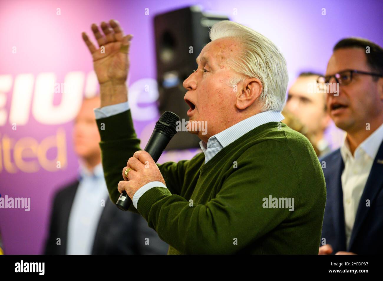 Harrisburg, Pennsylvania, Stati Uniti, 4 novembre 2024. L'attore Martin Sheen guida la folla in canzone a un raduno democratico per Harris Walz biglietto presso la sala dell'Unione Internazionale dei dipendenti del servizio di Harrisburg come le ultime ore prima del 2024 voto nazionale spuntare. John Lazenby/Alamy Live News Foto Stock