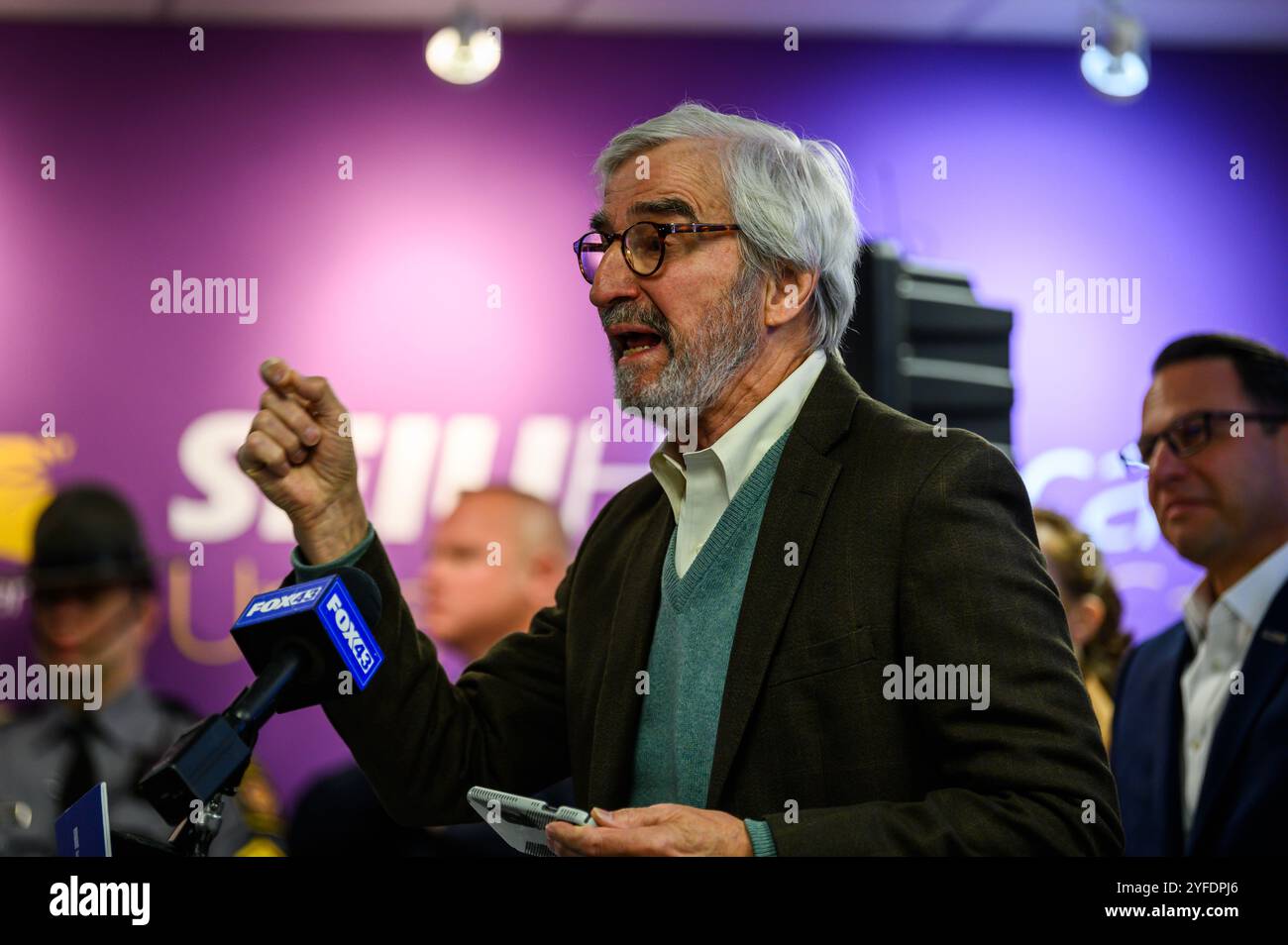 Harrisburg, Pennsylvania, Stati Uniti, 4 novembre 2024. L'attore Sam Waterston parla ad un raduno democratico per il biglietto Harris Walz al Service Employees International Union Hall di Harrisburg come le ultime ore prima che le elezioni nazionali del 2024 scendano. John Lazenby/Alamy Live News Foto Stock
