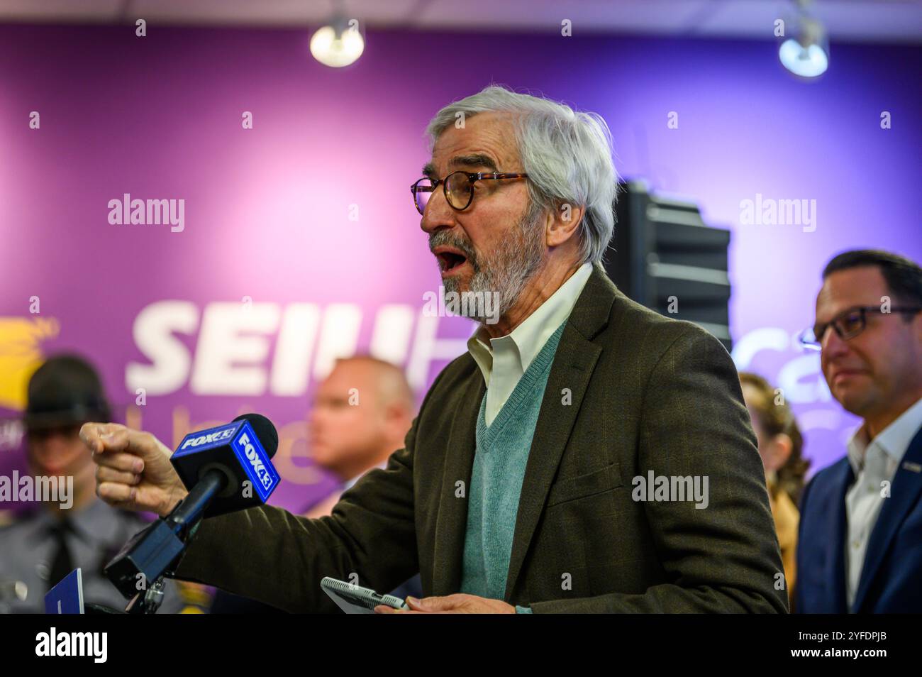 Harrisburg, Pennsylvania, Stati Uniti, 4 novembre 2024. L'attore Sam Waterston parla ad un raduno democratico per il biglietto Harris Walz al Service Employees International Union Hall di Harrisburg come le ultime ore prima che le elezioni nazionali del 2024 scendano. John Lazenby/Alamy Live News Foto Stock