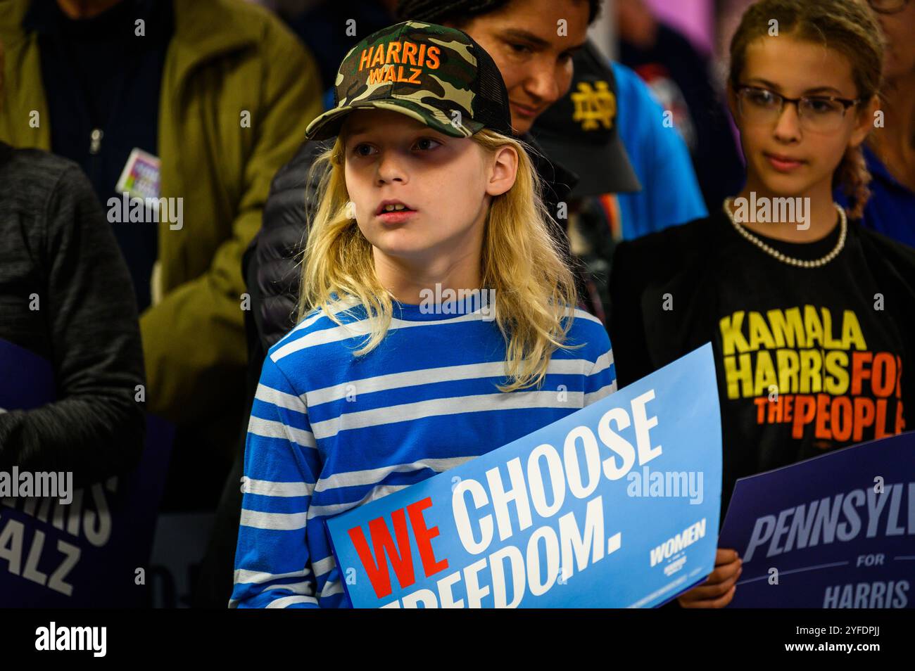 Harrisburg, Pennsylvania, Stati Uniti, 4 novembre 2024. Il giovane Harris Walz sostenitore di un raduno democratico presso la sala dell'Unione Internazionale dei dipendenti del servizio di Harrisburg, come le ultime ore prima del 2024 le votazioni nazionali spuntarono. John Lazenby/Alamy Live News Foto Stock