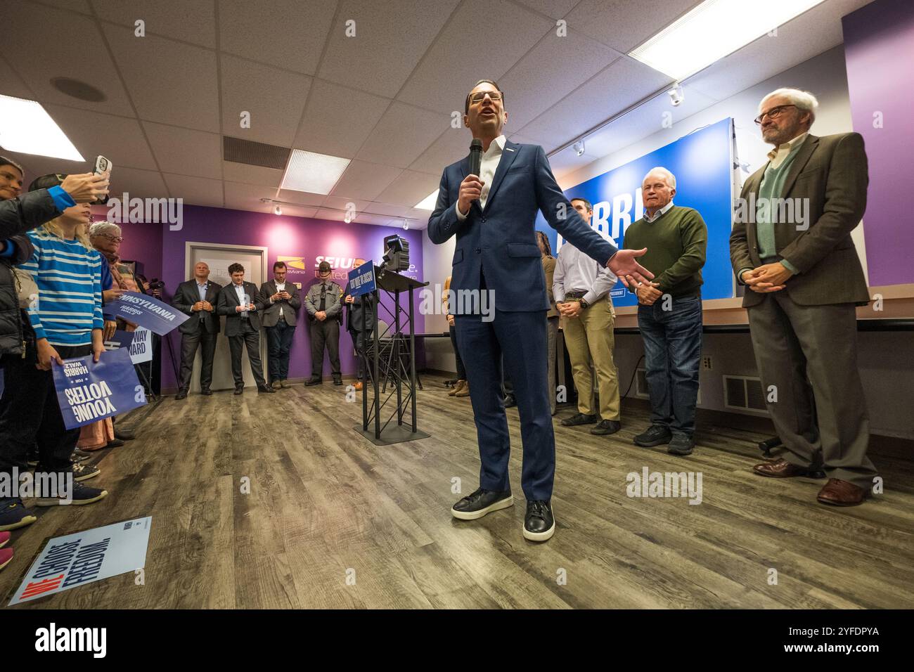 Harrisburg, Pennsylvania, Stati Uniti, 4 novembre 2024. Josh Shapiro parla con i sostenitori di Harris Walz ad una manifestazione democratica presso la sala dell'Unione Internazionale dei dipendenti del servizio di Harrisburg come le ultime ore prima del voto nazionale del 2024. Alla sua sinistra, gli attori Martin Sheen e Sam Waterston. John Lazenby/Alamy Live News Foto Stock