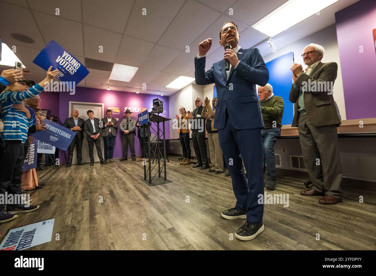 Harrisburg, Pennsylvania, Stati Uniti, 4 novembre 2024. Josh Shapiro parla con i sostenitori di Harris Walz ad una manifestazione democratica presso la sala dell'Unione Internazionale dei dipendenti del servizio di Harrisburg come le ultime ore prima del voto nazionale del 2024. Alla sua sinistra, gli attori Martin Sheen e Sam Waterston. John Lazenby/Alamy Live News Foto Stock