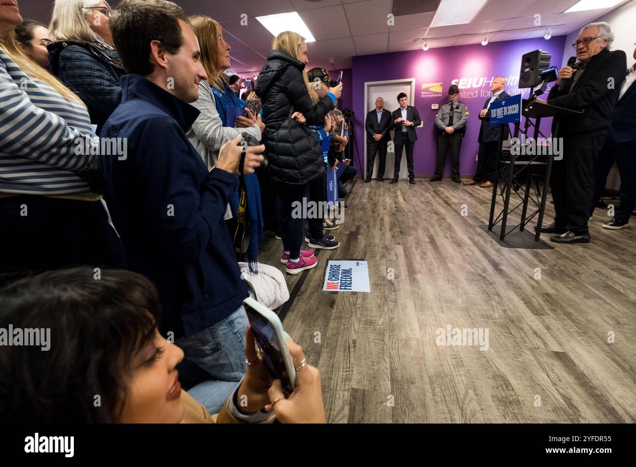 Harrisburg, Pennsylvania, Stati Uniti, 4 novembre 2024. L'attore Robert De Niro parla ai sostenitori di Harris Walz in una manifestazione democratica presso la sala dell'Unione Internazionale dei dipendenti del servizio di Harrisburg come le ultime ore prima del 2024 voto nazionale spuntare. John Lazenby/Alamy Live News Foto Stock