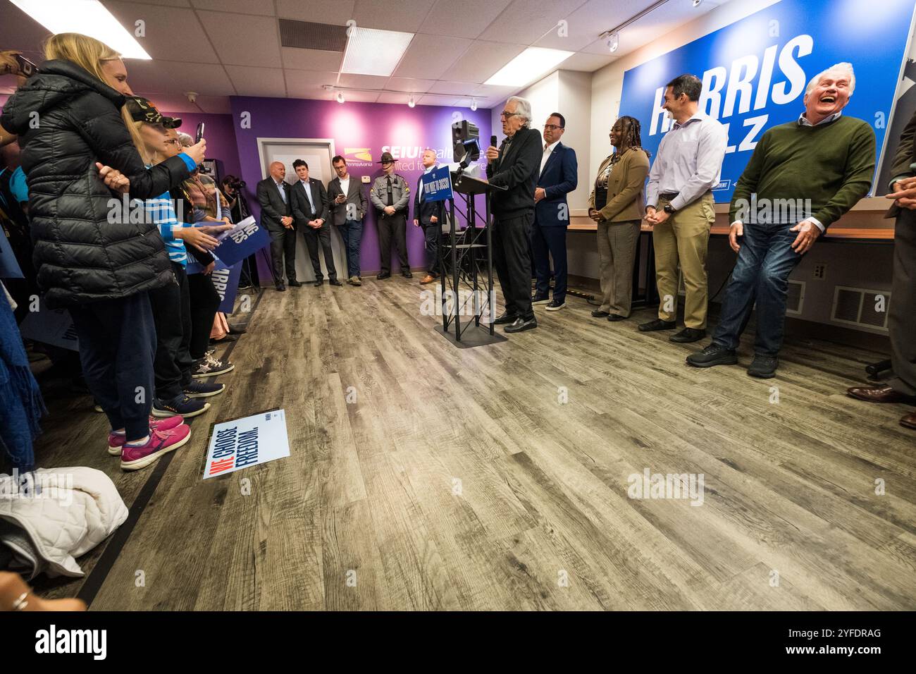 Harrisburg, Pennsylvania, Stati Uniti, 4 novembre 2024. L'attore Robert De Niro parla ai sostenitori di Harris Walz in una manifestazione democratica presso la sala dell'Unione Internazionale dei dipendenti del servizio di Harrisburg come le ultime ore prima del 2024 voto nazionale spuntare. A destra, l'attore Martin Sheen ride. John Lazenby/Alamy Live News Foto Stock