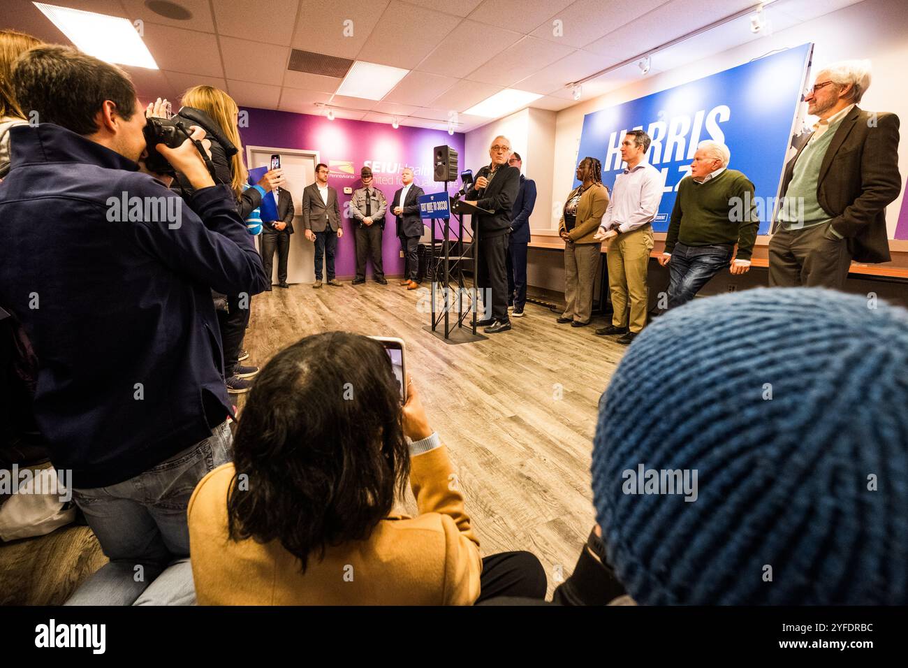 Harrisburg, Pennsylvania, Stati Uniti, 4 novembre 2024. L'attore Robert De Niro parla ai sostenitori di Harris Walz in una manifestazione democratica presso la sala dell'Unione Internazionale dei dipendenti del servizio di Harrisburg come le ultime ore prima del 2024 voto nazionale spuntare. A destra, gli attori Martin Sheen e Sam Waterston. John Lazenby/Alamy Live News Foto Stock