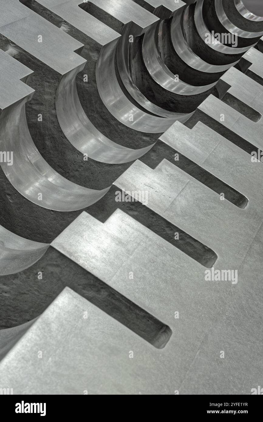 Struttura interna di una pompa centrifuga, enorme corpo pompa in acciaio. Background industriale astratto. Foto Stock