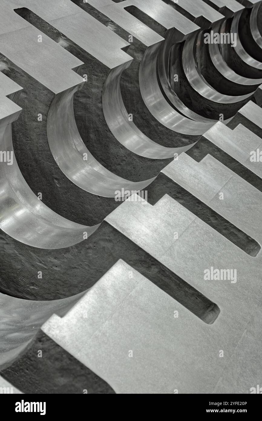 Struttura interna di una pompa centrifuga, enorme corpo pompa in acciaio. Background industriale astratto. Foto Stock