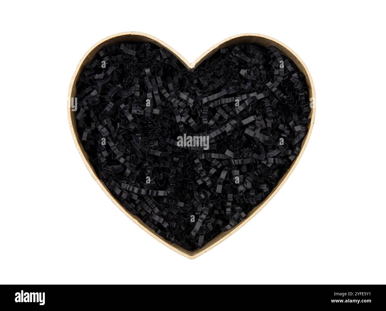 Vista dall'alto della scatola regalo vuota a forma di cuore con carta grattugiata nera - riempitivo per scatole regalo. Confezione regalo di lusso o sfondo prodotti. Foto Stock