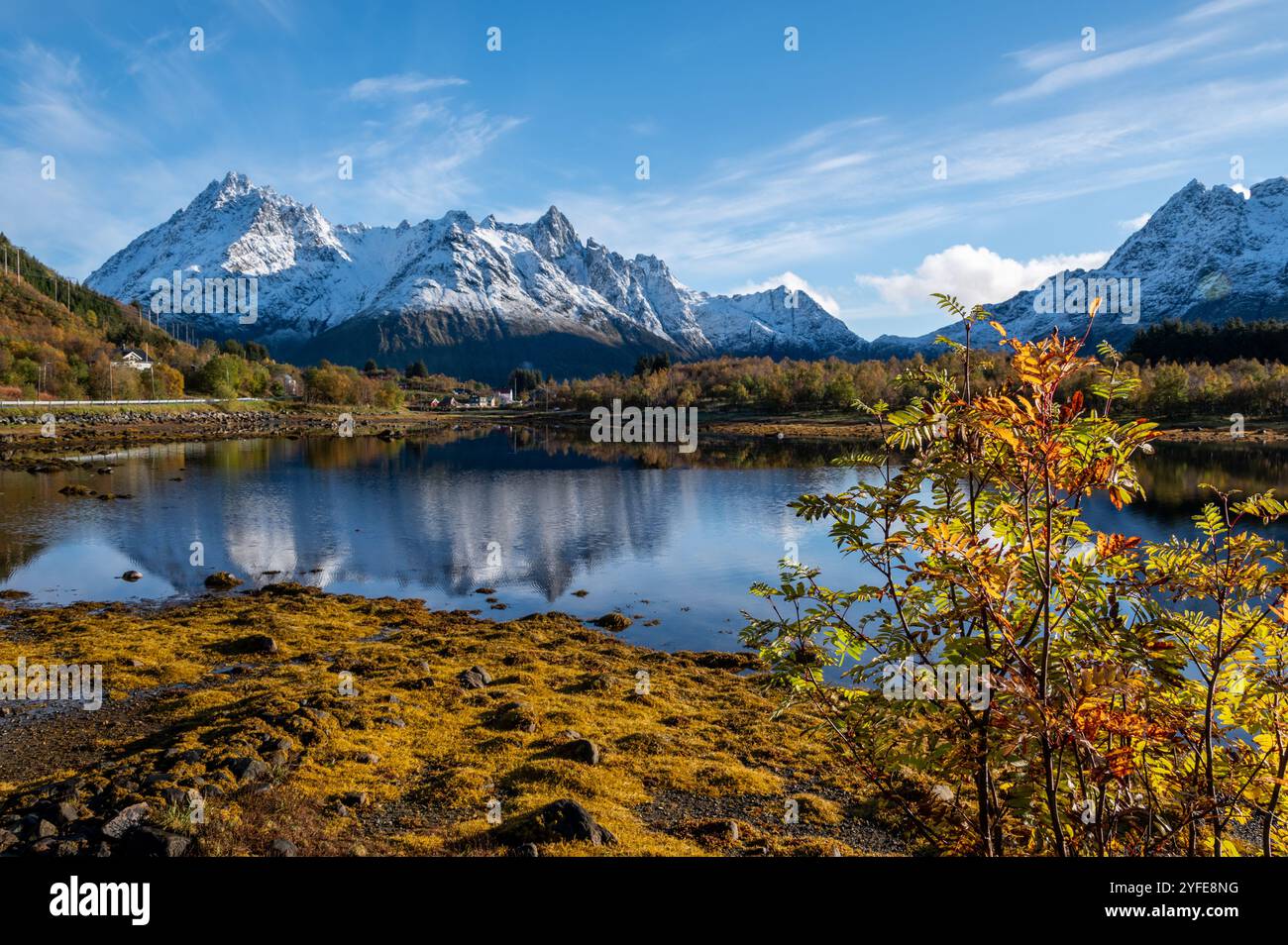 Vista autunnale dall'autostrada E10 di Austnesfjorden e Vestpollen con la montagna innevata di Higravtindan, è la montagna più alta del Foto Stock