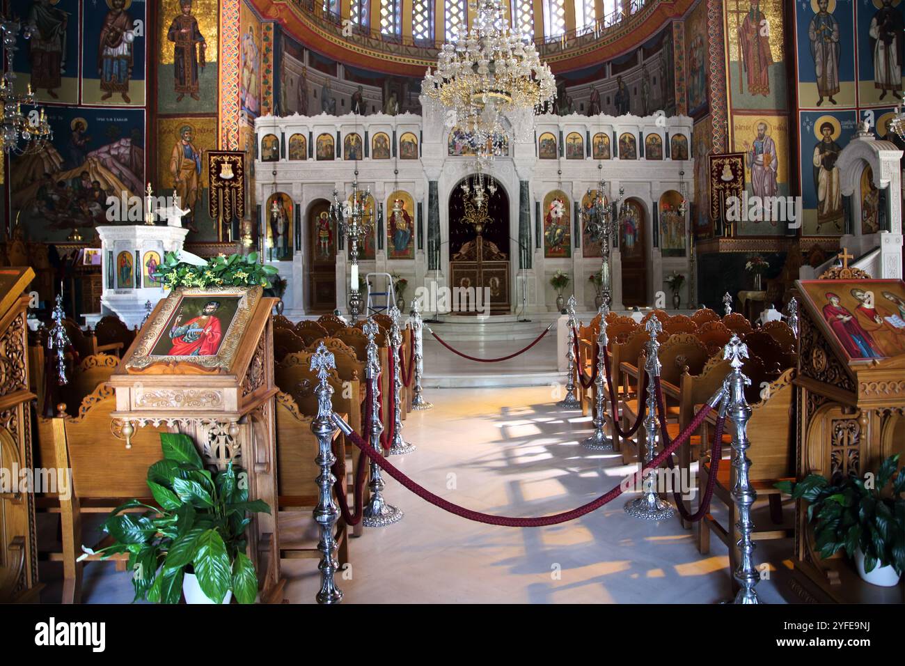 Interno della chiesa greco-ortodossa dei Santi Costantino ed Elena Lazaraki Glyfada Atene Attica Grecia Foto Stock