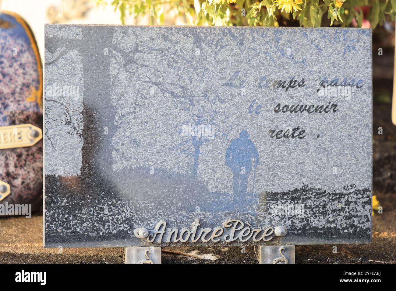 Giorno e festa dei morti nel cimitero acountry. Cimitero, tomba, volta, memoria del defunto, religione cattolica, crisantemi. Nuova Aquitania, Franc Foto Stock