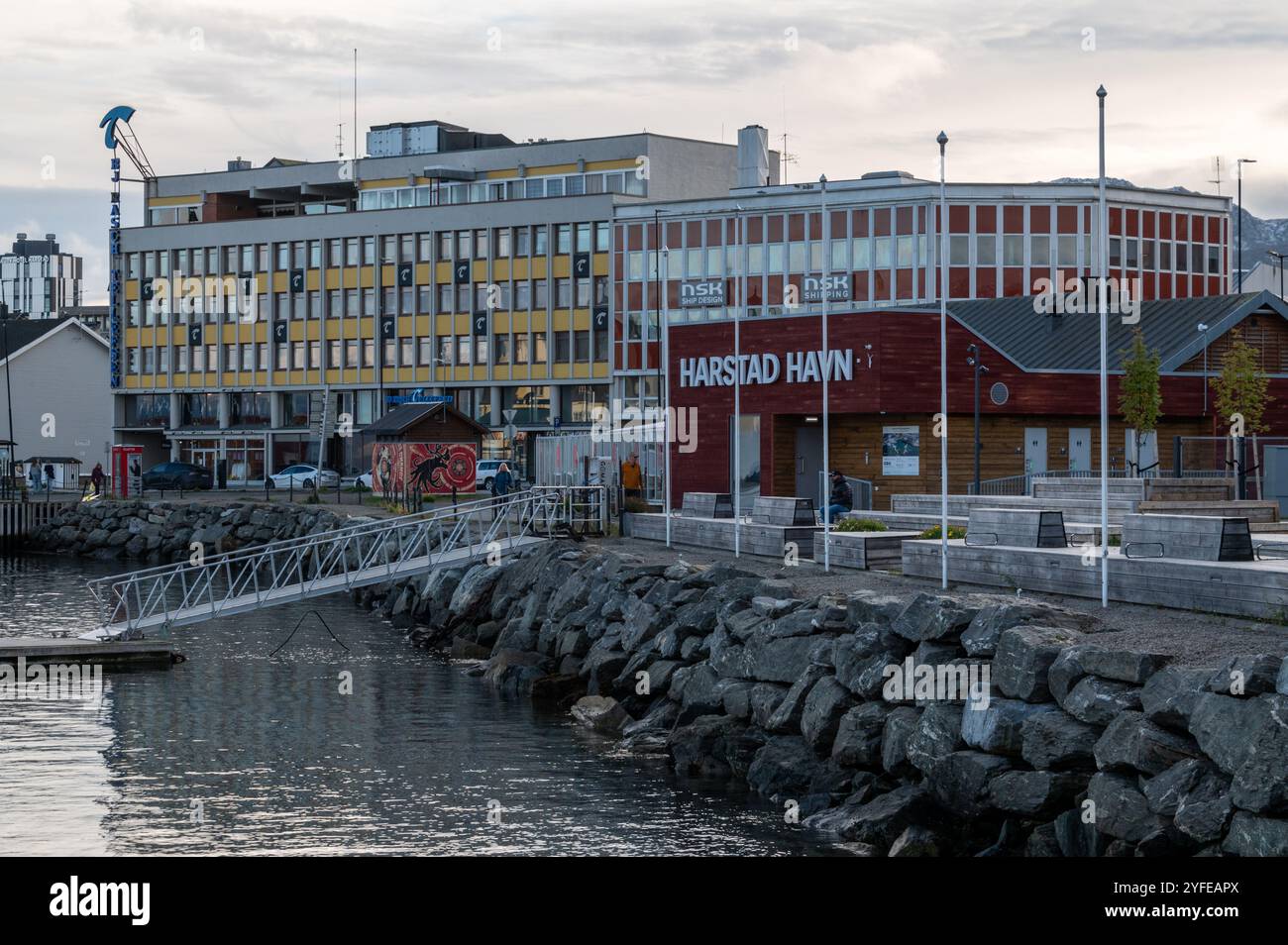 Porto di Harsted nella piccola città di Harsted situata sull'isola più grande della Norvegia, Hinnøya, nel nord della Norvegia, Scandinavia. Foto Stock