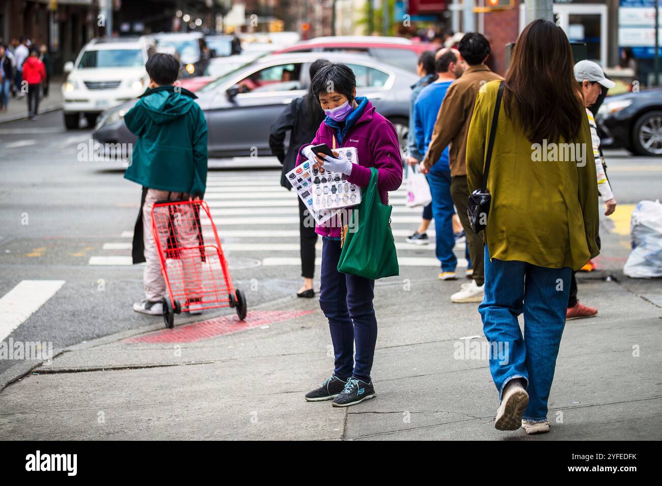 Venditori ambulanti che trovano una base di clienti più ampia di turisti a cui possono vendere la loro merce, in gran parte contraffatta. Foto Stock