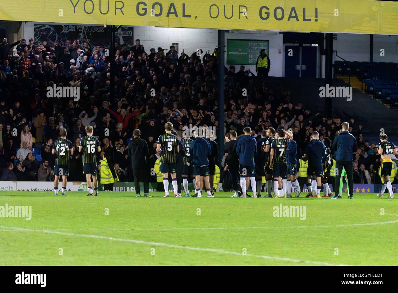 Giocatori e tifosi del Southend Utd dopo la partita contro il Charlton Athletic nel primo turno di fa Cup a Roots Hall, Southend on Sea, Essex, Regno Unito Foto Stock