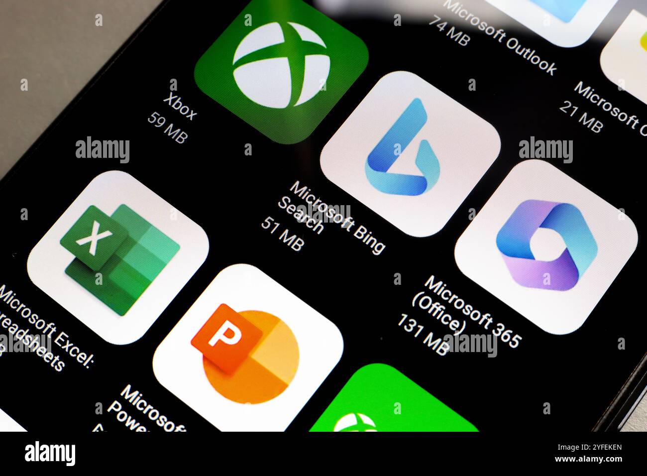 4 novembre 2024, Brasile. In questa immagine, il logo Xbox, Microsoft Bing, Microsoft 365, Microsoft Excel app viene visualizzato su uno smartphone Foto Stock