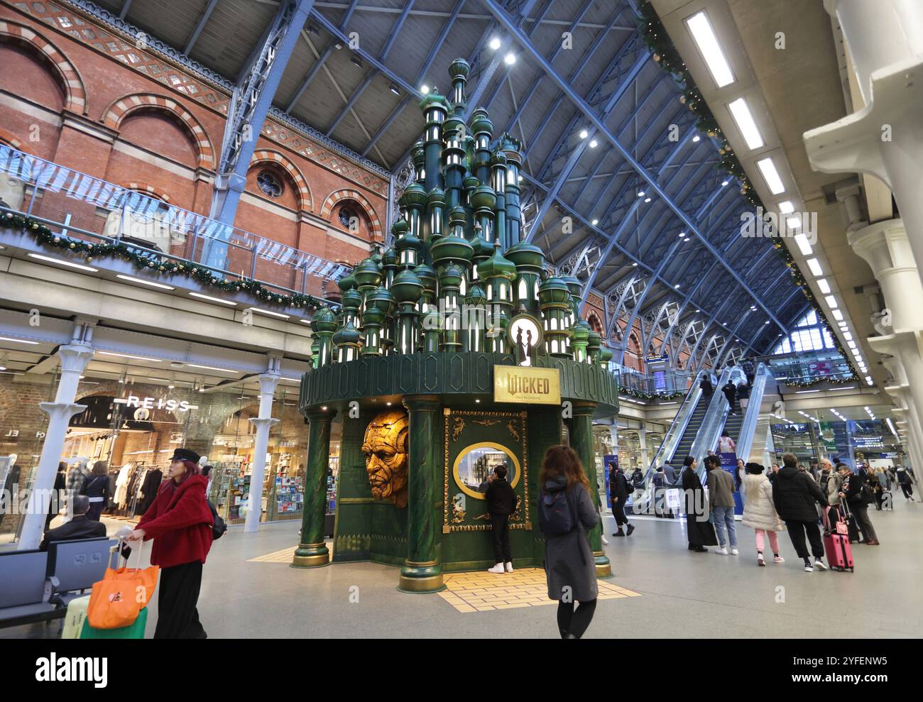 Londra, Regno Unito, 4 novembre. La stazione ferroviaria internazionale di St Pancras ha inaugurato il suo albero di Natale a tema malvagio per il 2024, come collegamento per il nuovo film Wicked che arriva nel Regno Unito il 22 novembre. L'albero è basato sulla città di Smeraldo che compare nel musical e nel film. Credito : Monica Wells/Alamy Live News Foto Stock