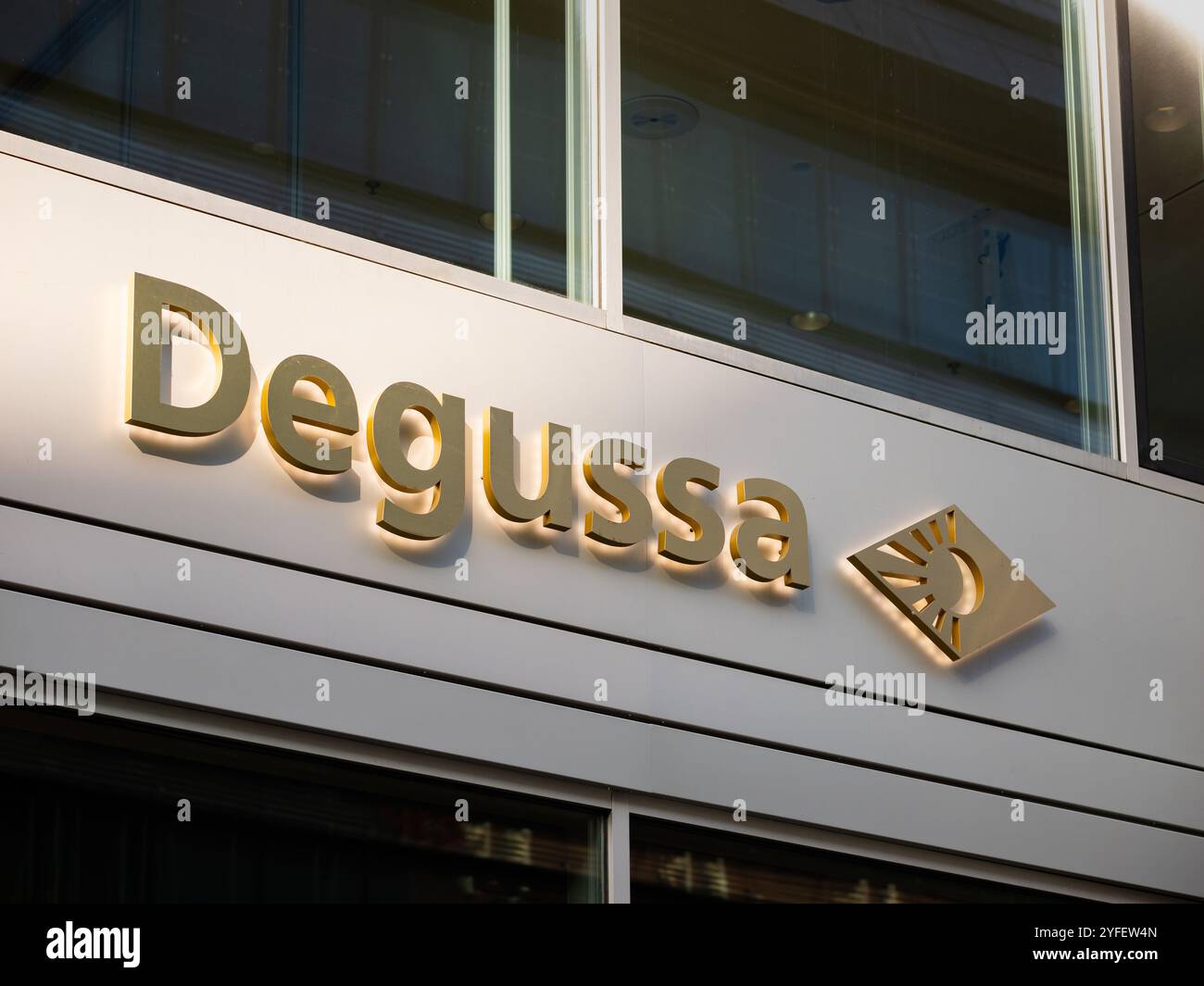 Il logo Degussa è il simbolo dell'attività commerciale tedesca dell'oro. La società offre anche altri metalli preziosi e ulteriori servizi connessi agli investimenti. Foto Stock